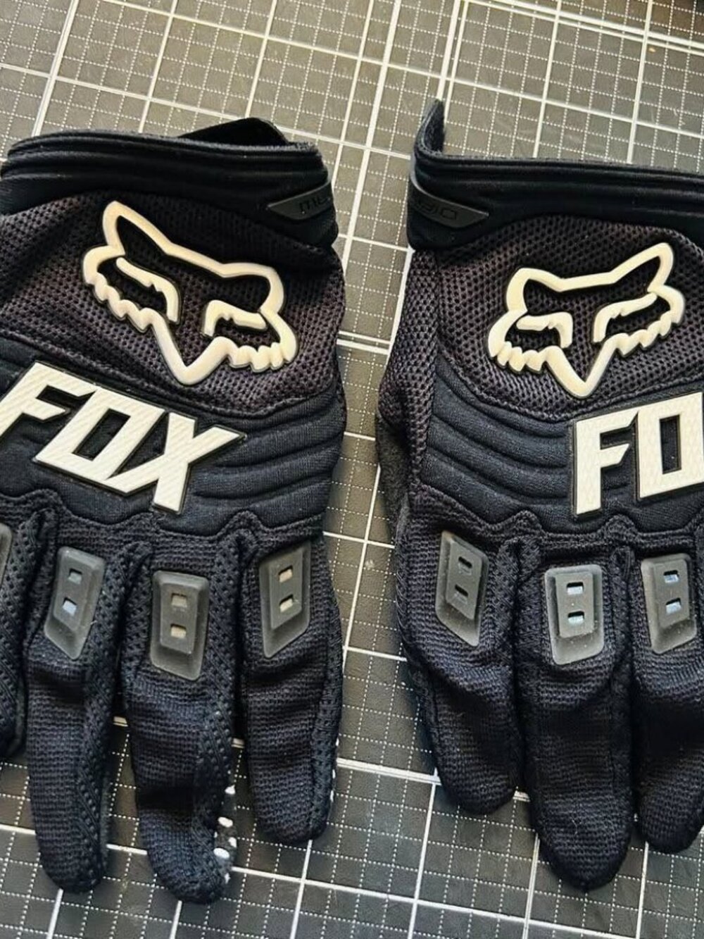 FOX Racing Dirt Paw Motorcycle Gloves Youth NWOT Style #2019-PO HJ-0114